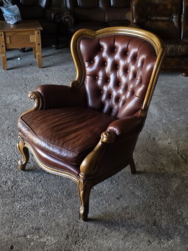 Stilske fotelje: Klasična fotelja od pune kože sa drvenim ramom - Tip: duboka salonska — 3