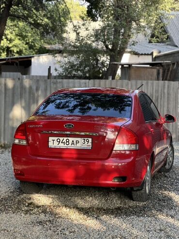 машина кейж: Красный седан Kia Cerato - это надёжный и практичный автомобиль