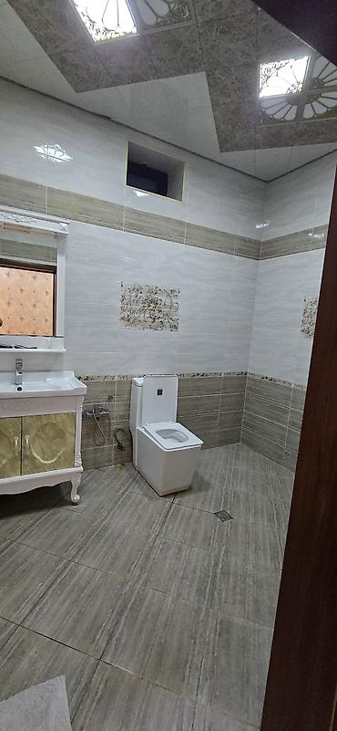 pirsagida satilan evler: Satılır – geniş həyət evi - Üç mərtəbəli, mansardlı mülk. - Fasadda — 6