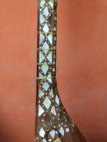 Saz: Saz. Qədimi. 1948 -ci il. Əl işi. Üstü təbii sədəflə işlənib. Bəzi — 7