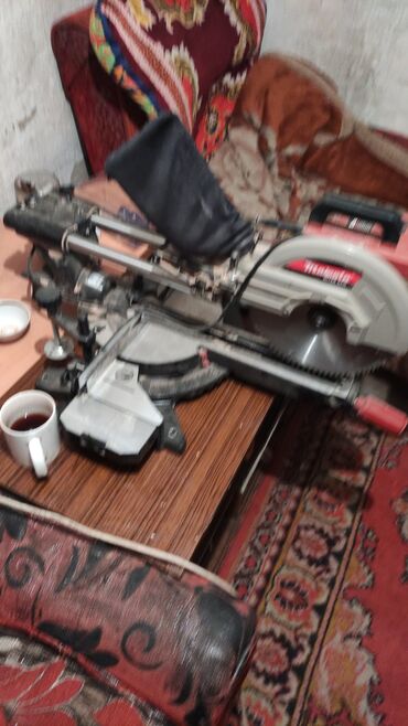 купить бу набор инструментов: Торцовочная пила с протяжкой - Электрическая торцовочная пила с