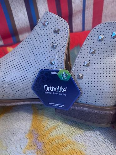 Другая женская обувь: Продаю ботинки женские. Размер 39. Кожаные, цвет бежевый. Привозили из — 5