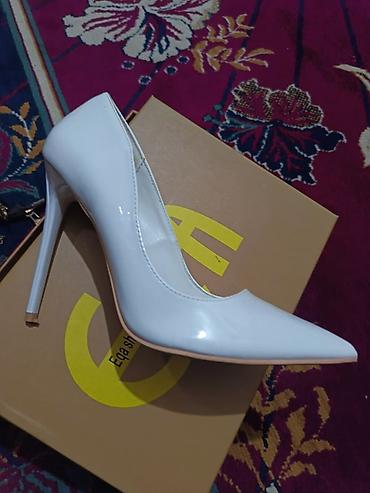 ağ krasofka: Ağ rəngli qadın tuflisi – klassik “stiletto” model - Material: parlaq — 3