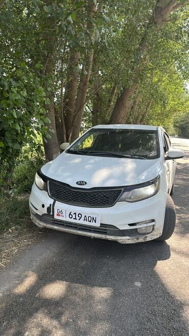 лачетти шевроле: Белый седан Kia Rio, припаркованный у дерева, с передним бампером