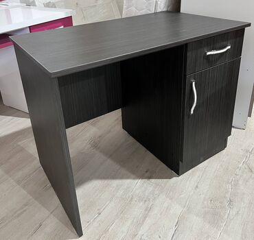 Stolovi: Na prodaju radni stolovi, u dve različite boje Dimenzije crnog radnog — 5