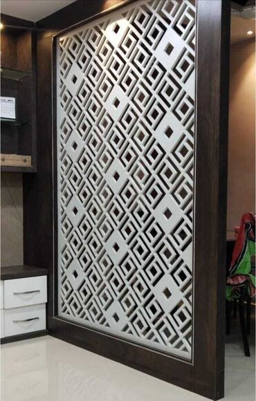 tikinti materiallari kredit: Ağ rəngli, dekorativ, oyuq naxışlı otaq bölücüsü. Müasir interyerlər