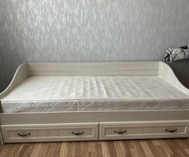 кровать одноместные: Односпальная кровать, Б/у, С матрасом, длина - 185 см