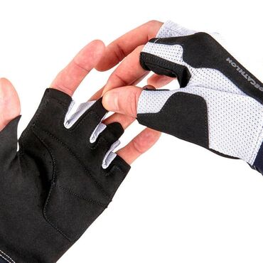 Перчатки для тренировок Glove 500 черно-белые Эти перчатки
