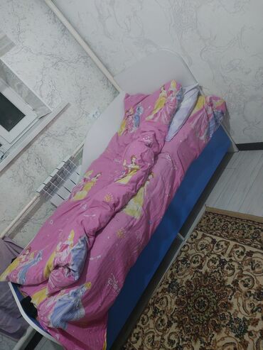 раскладной кроват: Диван-кровать, цвет - Синий, Б/у