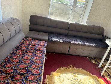 Прямые диваны: Раскладной диван серого цвета с мягкой обивкой. Подходит для