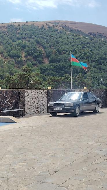 190 buferi: Mercedes-Benz 190 (W201): 1.8 l | 1992 il Sedan — 4