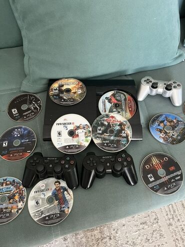 диски сони плейстейшен 3: Игровая консоль Sony PlayStation 3 черного цвета, В комплект входят