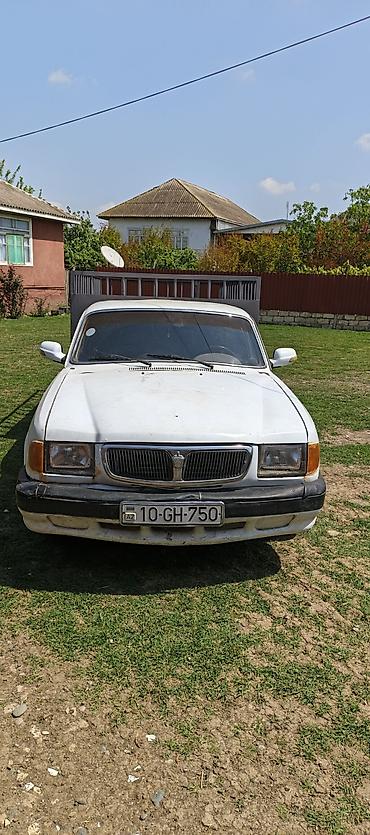 vaz on şuşə: GAZ Volga 3110, ağ rəngli sedan. Xüsusiyyətlər: - Korpus: 4 qapılı — 1
