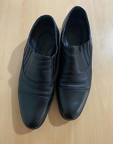 Ayaqqabılar: Kişi klassik ayaqqabi tebii deriden. Ideal veziyyetde. Qalin altligi — 6