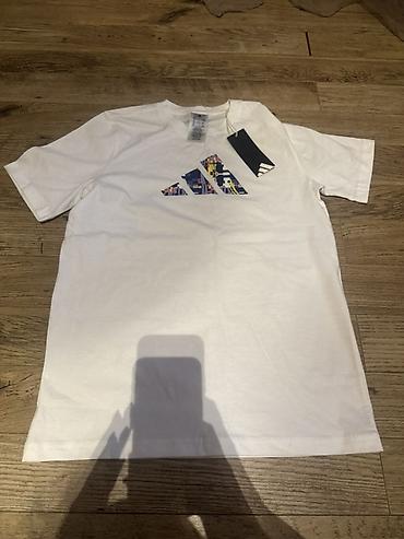 ağ futbolka: Adidass yeni s razmer. 20azn Puma s razmer 1defe gey 15azn her ikisi — 1