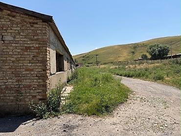 хоз постройки: 📍 с. Кызыл-Туу 🔘1700м² ПРОДАЁТСЯ КОШАРА В КЫЗЫЛ-ТУУ 📍 с. Кызыл-Туу — 9