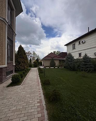 Продажа коттеджей и домов: 🏡🌳 Продаётся большой дом в селе Кок-Джар 📍 Адрес: ул. Алапаева 16 📐 — 17