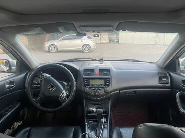 дом на колесах трейлер: Седан Honda Accord, выполненный в зеленом цвете. Автомобиль оснащен