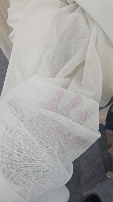 Pərdə və tüllər: Ağ, şəffaf tül pərdə, otağa zəriflik və işıq qatır. Yüngül toxuması — 9