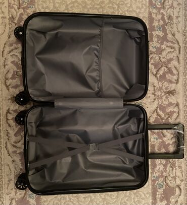 Çantalar: Yeni
Çamadan S ölçü
Reng- Qara
Uzunluq 55 sm
Eni 33 sm
Dərinlik 20 sm — 11