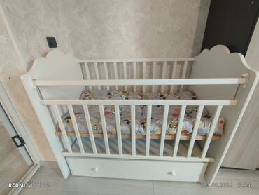 детскую кровать и письменный стол: Белая детская кроватка с фигурными боковыми стенками и опускающейся