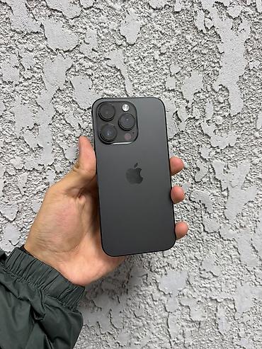 IPhone с тремя камерами Pro‑класса (серия Pro). Цвет — тёмный/чёрный