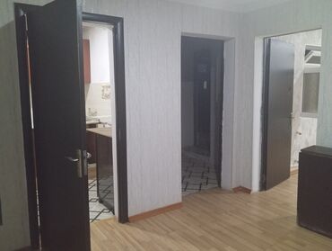 Uzunmüddətli kirayə mənzillər: Bu mənzil yaşayış üçün rahat və funksional bir sahə təklif edir. Açıq