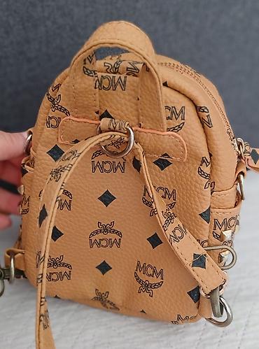 zelena torbica: Mini ranac MCM, boja konjak/karamela sa karakterističnim MCM monogram — 2