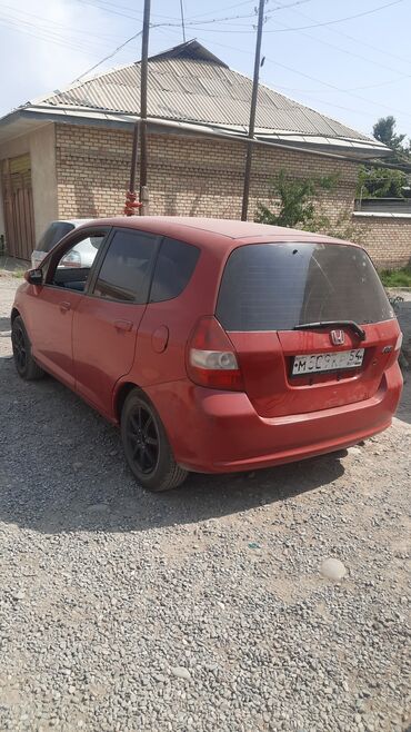 фит машина цена ош: Красный хэтчбек Honda Fit 2001 года выпуска, оснащенный двигателем