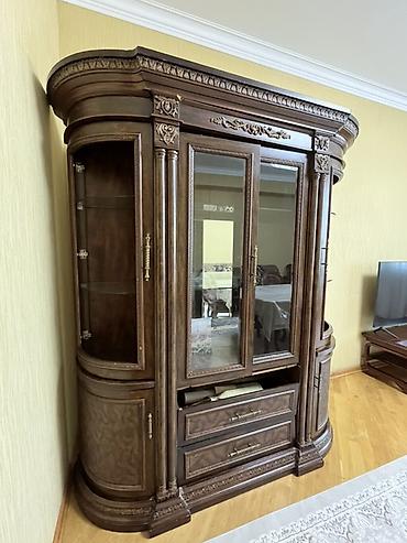 Bufetlər: Klassik üslublu vitrin/bufet şkaf - Material: təbii ağac (tünd qoz — 2