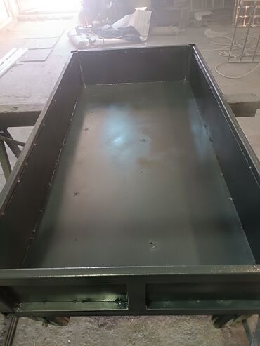 2ci el mebel: Metal materialdan hazırlanmış, təkərləri olan daşıma arabası. Bağda