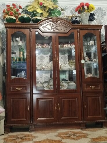 Dolablar: Açılan, 4 qapılı Düz dolab, Servant