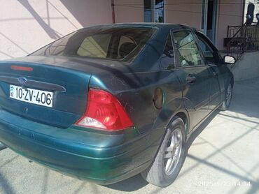 Ford: Ford Focus sedan (mk1) – yaşıl rəngli, 4 qapılı. Texniki və daxili — 8