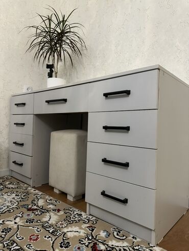 кухонный буфет с мойкой: Жазуу үстөл, Колдонулган