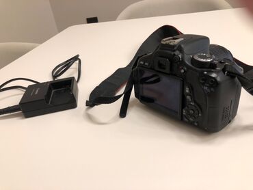 canon 600d: -Canon EOS 600D -18-55mm linza -Fırlanan və sensor ekran -Adapteri