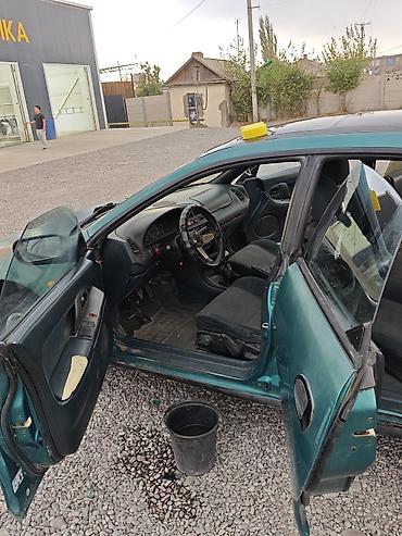 Унаа сатуу: Mazda 323: 1996 г., 1.5 л, Кол менен иштөөчү, Бензин, Хетчбек — 8