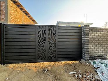 Распашные ворота: Металлические распашные ворота с калиткой (модульные панели) - — 50