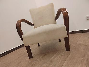 ikea ormari za sobu: Stilska fotelja sa elegantnim zakrivljenim drvenim rukonaslonima i — 1