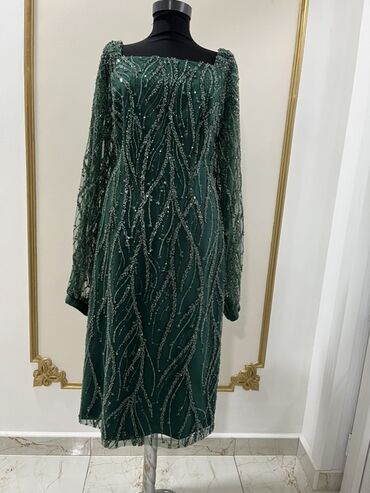 фотограф на свадьбу: Zümrüd-yaşıl rəngdə zərli ziyafət libası - Model: düz kəsim, dizdən