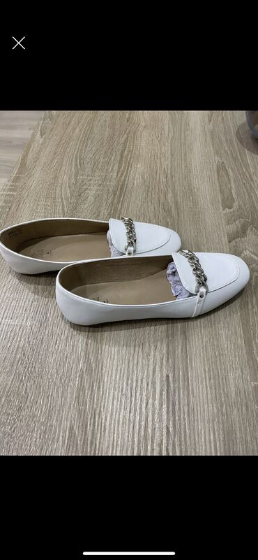 белая обувь: Лоферы, разм. 36, новые, Испания. 900 сом