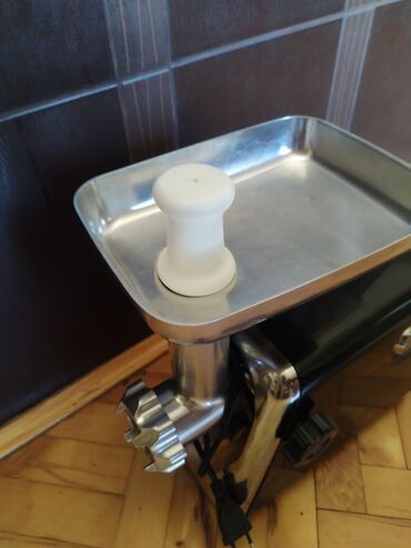 Mašine za mlevenje mesa: Električna mašina za mlevenje mesa marke Coral. Aparat je crne boje sa na lalafo.rs — 6 Mašine za mlevenje mesa: Električna mašina za mlevenje mesa marke Coral. Aparat je crne boje sa — 6