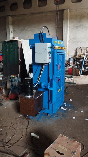 Özü yapışan divar kağızları: Hidravlik karton/plastik pres maşını. 50kgdan. 99kg kader balya