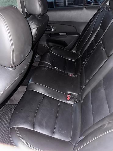 cankan masin: Chevrolet Cruze sedan – qırmızı rəngli, Azərbaycan nömrə nişanı ilə — 8