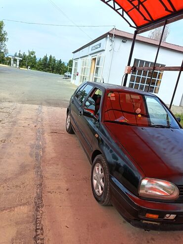 Volkswagen: Dördqapılı qara rəngli hetçbek model "Volkswagen Golf III" avtomobili — 7