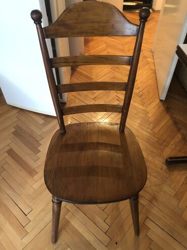 Setovi stolova i stolica: Dve drvene stolice i drveni stočić presvučen ultrapasom, nalaze se na — 3