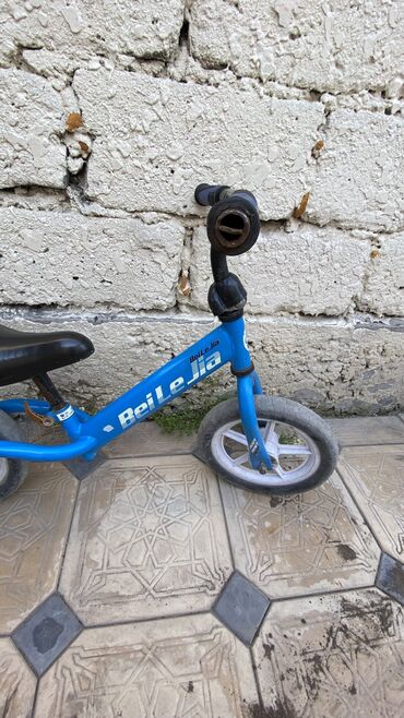 велосипед для 12 лет: Беговел 12 радиус, в рабочем состоянии. Ребёнок катался до четырёх с