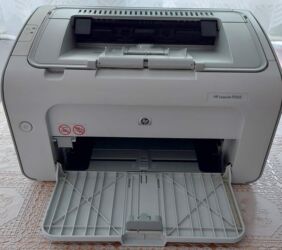 компьютер новый: Лазерный принтер HP LaserJet P1005 в белом корпусе. Эта компактная