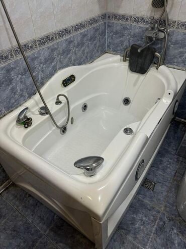hamam üçün rəf: Hidromasajlı künc vannası - Kompakt künc dizaynı, kiçik hamam