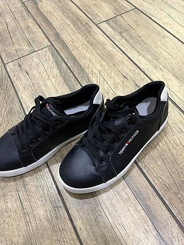 tommy sinny: Кроссовки Tommy Hilfiger, низкие, черные с контрастной белой пяткой и — 3