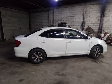 жип мошина: Белый седан Toyota Allion. Этот автомобиль оснащен литыми дисками с